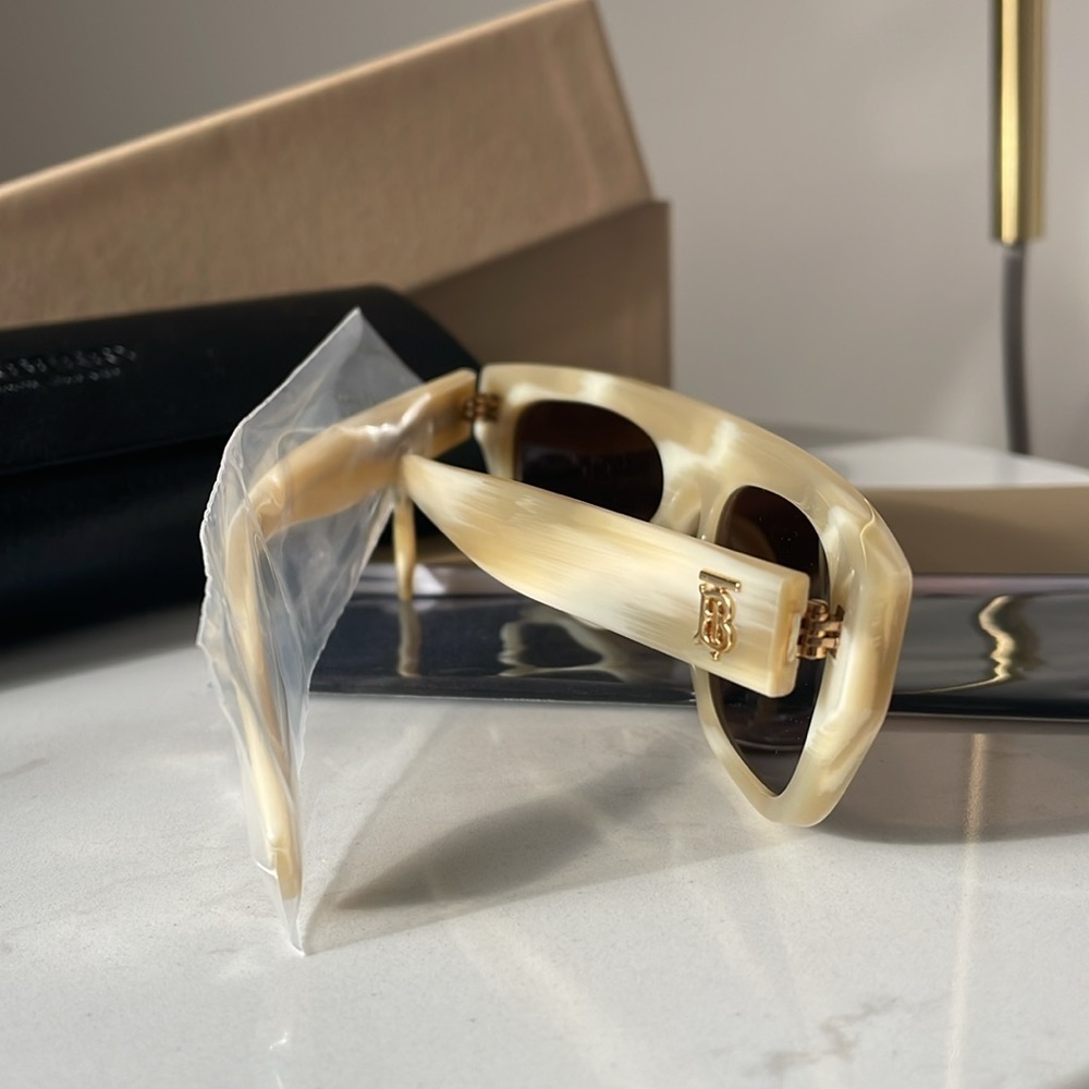 NWT Burberry Monogram Rectangular Sunglasses Clea… - image 4